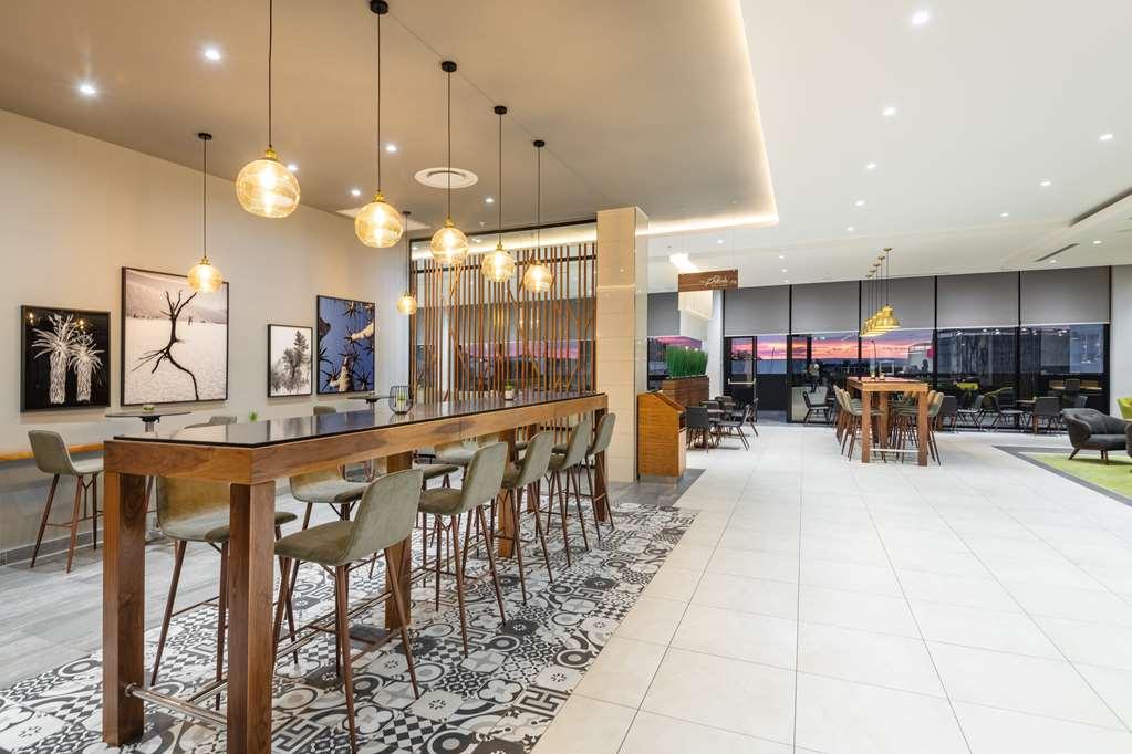 Hilton Garden Inn Windhoek Dalaman gambar